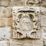 Con pi� attenzione scorgiamo, sopra l�arco, lo stemma dell�arcivescovo Ruffo, colui che fece innalzare il campanile nella seconda met� del 600